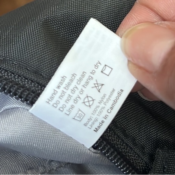 Baggallini Crossbody Design Travel Fabric Handbag Color gray like new - Picture 17 of 17